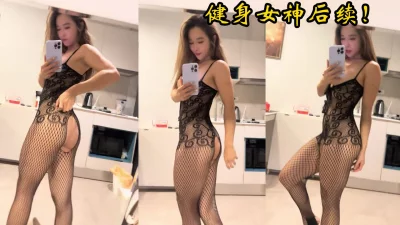 臀线完美。爆乳被内射全程潮吹！看下面简阶可约她